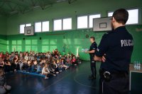 Policjanci wygłaszają pogadankę.