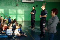 Policjanci wygłaszają pogadankę.