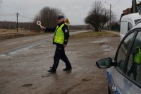 Policjanci podczas kontroli drogowej.