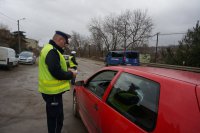 Policjanci podczas kontroli drogowej.