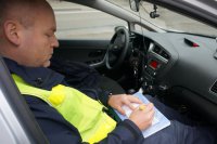 Policjanci podczas kontroli drogowej.