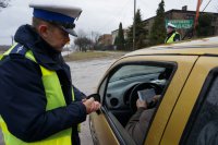 Policjanci podczas kontroli drogowej.