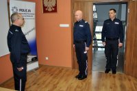Podinsp. Andrzej Tobolski składa meldunek generałowi.