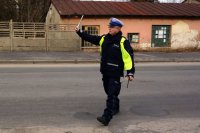 Policjanci kontrolują ruch.