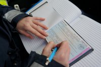 Policjantka wypisuje mandat.