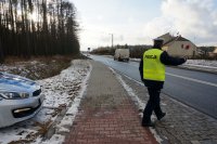 Policjant podczas kontroli drogowej.