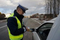 Policjant podczas kontroli drogowej.