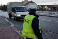Policjantka podczas kontroli drogowej.