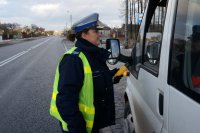 Policjantka podczas kontroli drogowej.