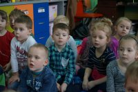 Dzieci słuchają pogadanki.