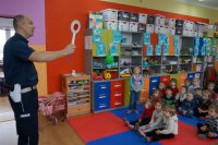 Pogadanka policjantów w Zwierzyńcu Pierwszym.