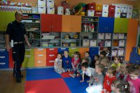 Pogadanka policjantów w Zwierzyńcu Pierwszym.