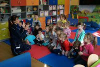 Pogadanka policjantów w Zwierzyńcu Pierwszym.