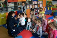 Pogadanka policjantów w Zwierzyńcu Pierwszym.