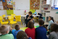 Policjantka z wizytą na półkoloniach.