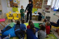 Policjantka z wizytą na półkoloniach.