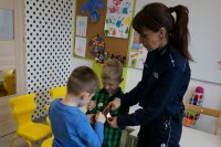 Policjantka z wizytą na półkoloniach.