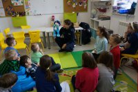 Policjantka z wizytą na półkoloniach.