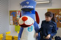 Policjantka z wizytą na półkoloniach.