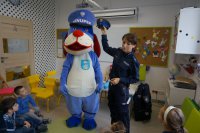 Policjantka z wizytą na półkoloniach.