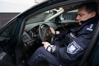 Komendant Powiatowy Policji w Kłobucku w nowym radiowozie.