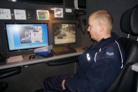 Policjant w ruchomym stanowisku dowodzenia.