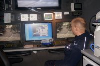 Policjant w ruchomym stanowisku dowodzenia.