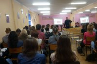 Policjant wygłasza pogadankę.