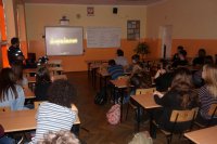 Policjant wygłasza pogadankę.