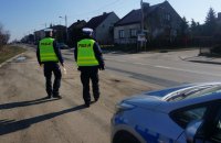 Działania Pasy, policjanci kontrolują ruch drogowy.