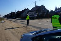 Działania Pasy, policjanci zatrzymują samochód do kontroli.