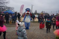 Sznupek podczas zabaw z dziećmi.