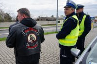 Policjanci i motocykliści