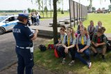 Policjanci na punkcie kontrolnym rajdu harcerskiego