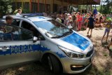 policjanci i sznupek na półkoloniach
