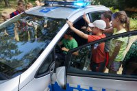 policjanci i sznupek na półkoloniach