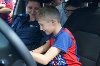 policjanci i sznupek na półkoloniach