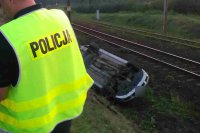 Nietrzeźwy kierowca zjechał ze skarpy