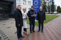 Przekazanie nowego radiowozu dla policjantów
