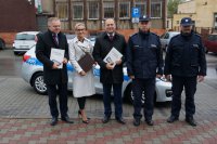 Przekazanie nowego radiowozu dla policjantów