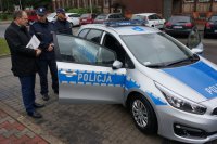 Przekazanie nowego radiowozu dla policjantów