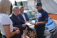 Przekazanie nowego radiowozu dla policjantów