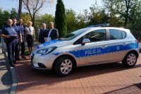 Przekazanie nowego radiowozu dla policjantów