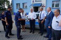 Przekazanie nowego radiowozu dla policjantów