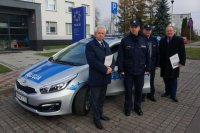 Przekazanie nowego radiowozu dla policjantów