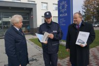 Przekazanie nowego radiowozu dla policjantów