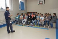 Policjant prowadzi prelekcję