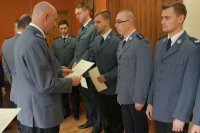 wręczenie listu gratulacyjnego dla policjantów