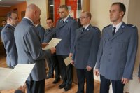 wręczenie listu gratulacyjnego dla policjantów