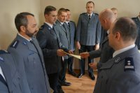 wręczenie listu gratulacyjnego dla policjantów